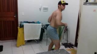 Un colombiano arreglando la casa en Brasil... Um colombiano fazendo faxina no Brasil...