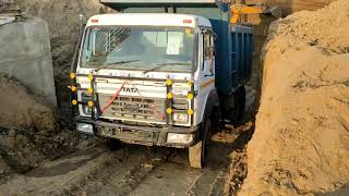 JCB backhoe loader cutting ll soil and loading in Dump truck🚛