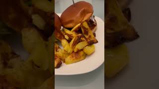 #husband මට හදලා දුන්න #burger . මෙහෙම කෙනෙක් නම් වාසනාවක් තමයි 😍  #husband #homemade #burger