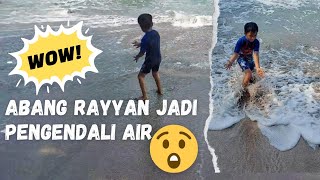 Yeeeiiiyy.. Main Di Pantai ini Bisa Jadi Pengendali Air Lhooohh !!