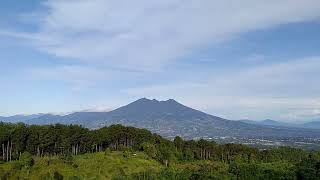 Sangat indah Pemandangan gunung pangrango dan gunung salak