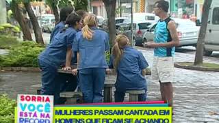 pegadinha-mulheres passam cantadas em homens que se acham-programa tudo a ver 11/08/2013