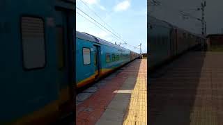 12472 - Swaraj SF Express Crossing Vaitarna with GZB/WAP-7. #youtubeshorts #indianrailways