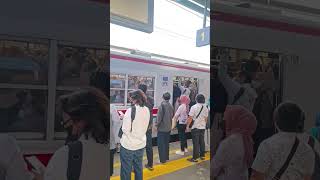 Kerasnya Ibukota, di saat jam sibuk #shorts #krl