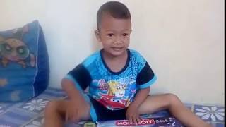 Anak kecil memperagakan mainan monopoli.