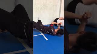 Tự Vệ khi Bị Bóp Cổ Nằm #kungfu #vothuat #tuve #shorts