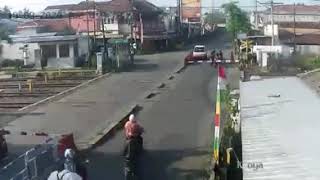 DETIK-DETIK MOTOR TERTABRAK KERETA API KROYA CILACAP JAWA TENGAH