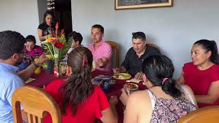 El almuerzo está listo solo falta que llegue el mariachi feliz cumpleaños a don Ramiro