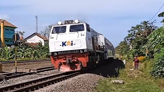 Kereta Api Pasundan berangkat dari Stasiun Kroya