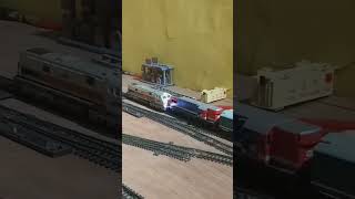 tabrakan dua kereta miniatur