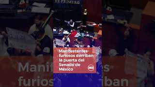 Manifestantes furiosos derriban la puerta del Senado de México