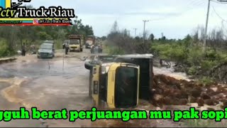 Truk Sawit Terguling Saat Menerjang Banjir.