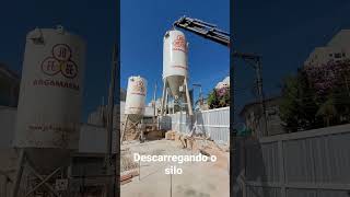 Silos sendo descarregado