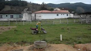 brincando de moto no sitio