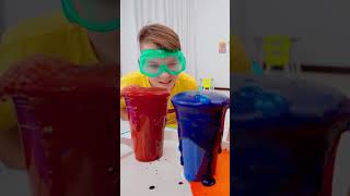 Experiments with water in a kids video #shorts 💧🥛🦠🔬