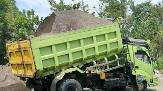 Mobil Dump Truk Pasir Hino Duktro Jomplang Muatan Tinggi Menggunung