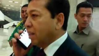 Ketua DPR Setya Novanto berpura-pura telepon jadi viral