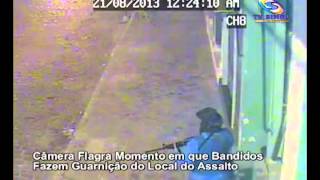 Assalto a Banco em Aracati/Ce - Bandidos fazendo guarnição e vistoria em viatura durante o roubo