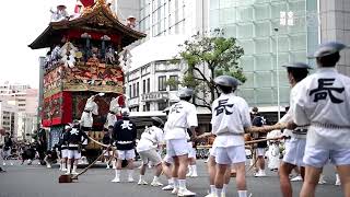 京都・祇園祭の山鉾巡行、観衆を魅了