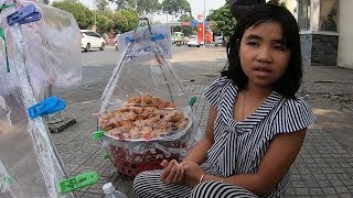 cô gái lê lết vỉa hè bán bánh cam mưu sinh