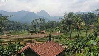 Kampung Dengan Suasana Pemandangan Yang Indah Di Lereng Gunung Dan Pesawahan