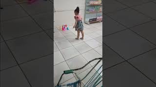 A princesa do tio jogando boliche dentro da loja