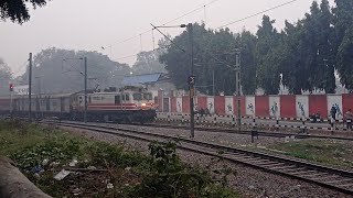 14 hours+ delayed 12226 Kaifiyat SF Express arriving Aishbagh Jn. followed by GZB WAP5 30008