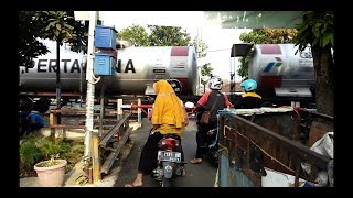 Kereta Api Penumpang, Barang dan Minyak di Beberapa Palang Pintu