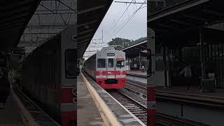 Hujan Tipis-Tipis Sambut KRL di Stasiun Lenteng Agung