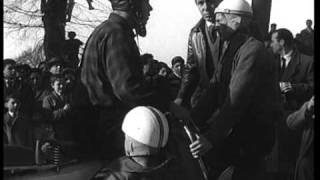 Valladolid, 1958. 17 hombres sobre una Vespa