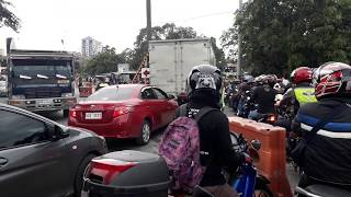 Chaotic scenes at coronavirus checkpoint in Manila