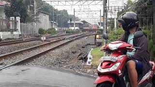 hunting kereta ll hujan hujan disapa masinis di perlintasan pasar minggu🇮🇩