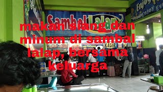 makan siang dan minum di resto sambal lalap, bersama keluarga