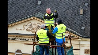 Běžně nedostupná věž olomoucké radnice přišla o zlatou korouhev