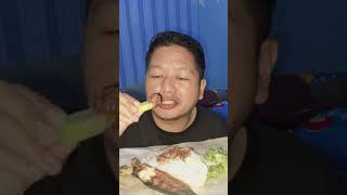 makan Pecel lele