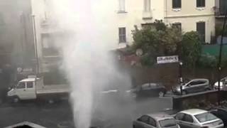 ilgiornalelocale.it- Nola, dopo la bomba d'acqua...salta il tombino: geyser in centro