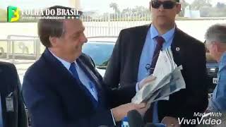 Bolsonaro mostra como a velha imprensa desinforma a população com manchetes negativas sobre o país