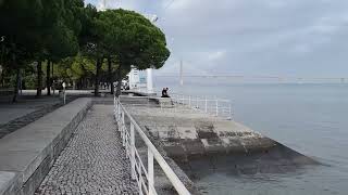 Caminhando no parque das nações em Lisboa Portugal