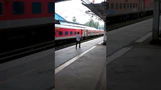 12217 Kerala Sampark Kranti Express Crossing Virar with WDP-4D. #ytshorts #indianrailways