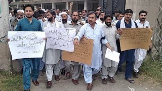 انصاف ورکرز اتحاد فیڈریشن کے صدر گل جہان پاک پی ڈبلیوڈی کےخاتمے پرحکومت کےفیصلےکےخلاف احتجاجی مظاہرہ