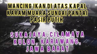 Mancing ikan diatas perahu karam di muara sungai pasir putih Sukajaya, Cilamaya Kulon, Karawang