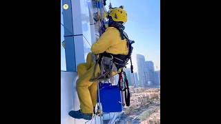 दुबई कि सबसे खतरनाक नोकारी 😱 | Dangers Job in Dubai | #shorts #youtubeshorts