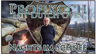 Profikoch mit Dutch-Oven nachts im Schnee