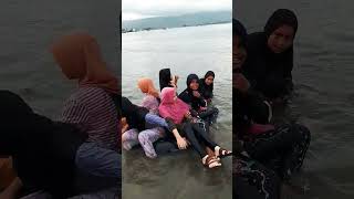 Keseruan Mandi di Laut Pantai Malahayati Lamreh