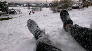 Zjeżdżam z górki na sankach.❄️🏔️🛷