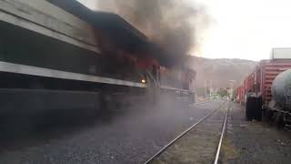 Tren De Ferromex A Toda Velocidad Con El Maquinista Saludando A Su Paso