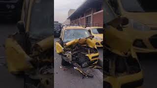 Creo que fue el taxi que se metió por detrás.                   #Rockynoticias