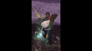 La Suerte de este afortunado PESCADOR logra atrapar algo increible