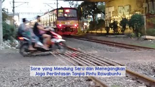 Seru dan Menegangkan - Jaga Perlintasan Kereta Tanpa Pintu Stasiun Rawabuntu Suasana Gerimis