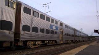 Metra # 425 Leads Nortbound Commuter, Metra Lake Cood Road Station